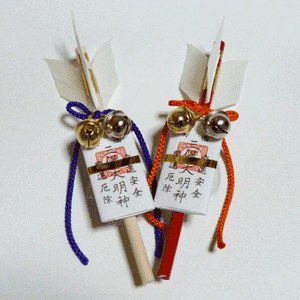 Arrow-shaped traffic safety omamori